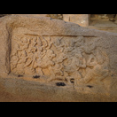 Das Relief auf einen Felsen vor dem Subrahmanya Tempel